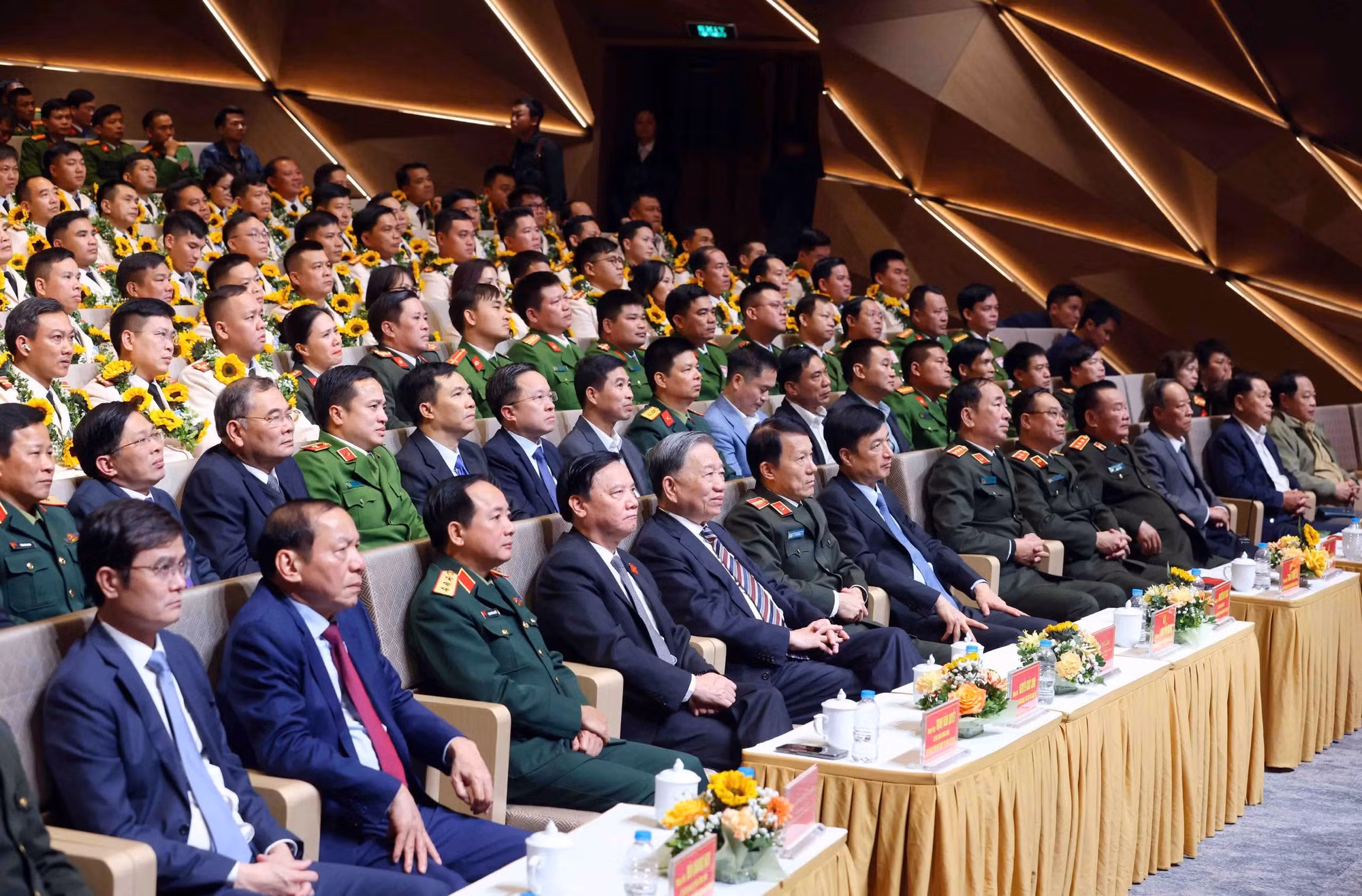 “Sống trong lòng dân” để hết lòng 
