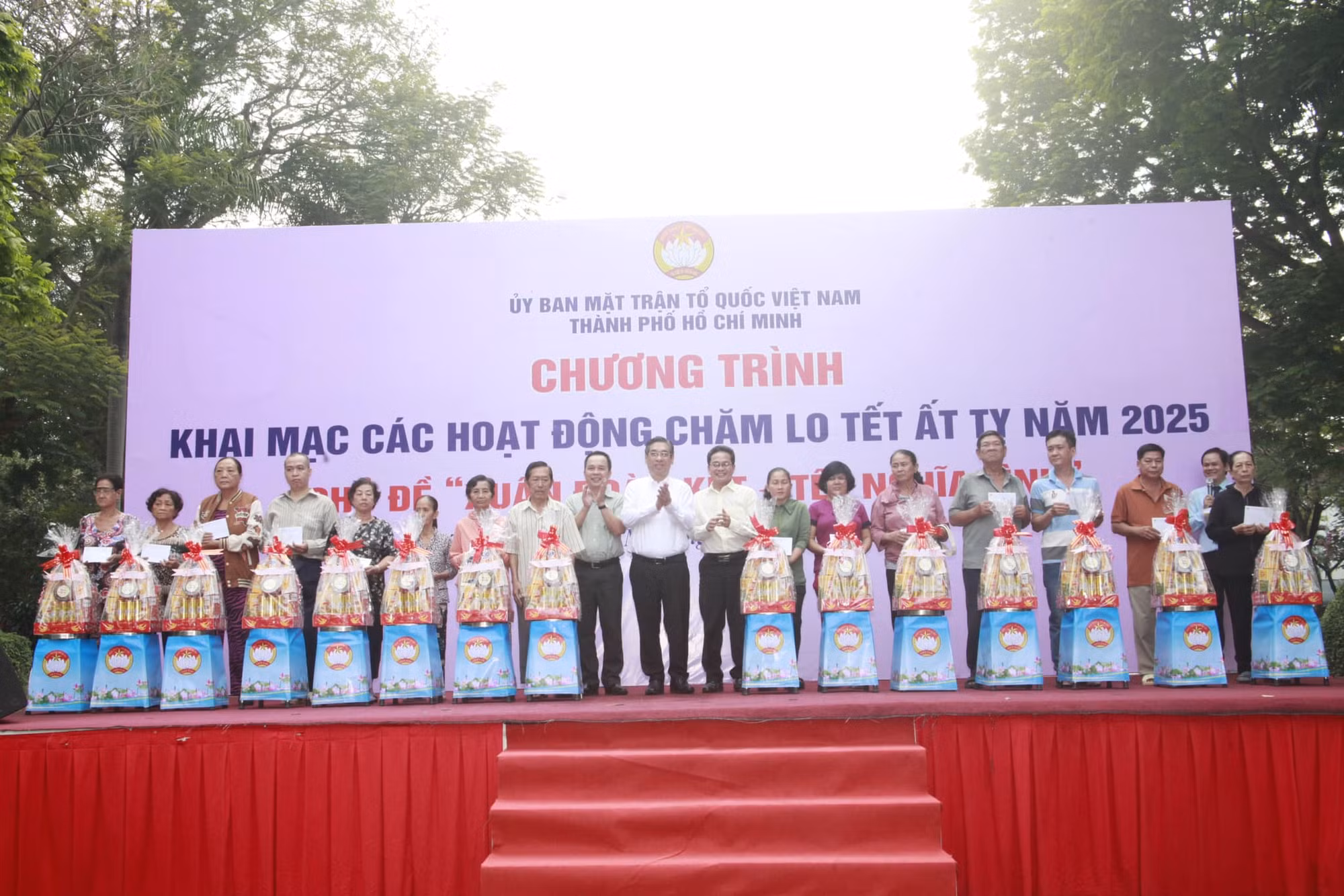 Hơn 200.000 suất quà chăm lo Tết Ất Tỵ 2025 cho người dân ở TP Hồ Chí Minh -0