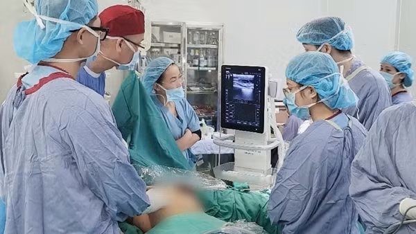 Tiêm filler nâng ngực ở cơ sở chui, cô gái trẻ bị biến chứng nguy kịch