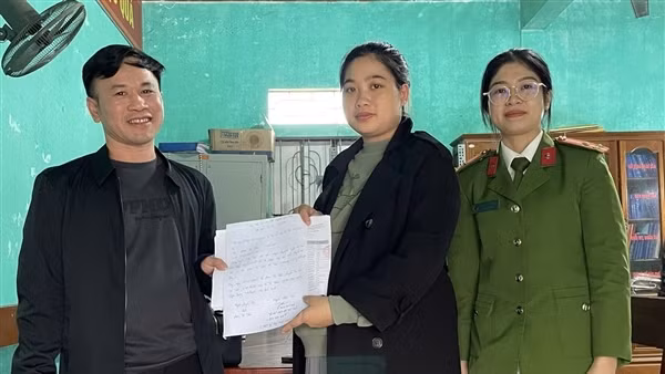 Công an thị trấn Lộc Hà hỗ trợ công dân trả lại 1,7 tỷ đồng chuyển nhầm