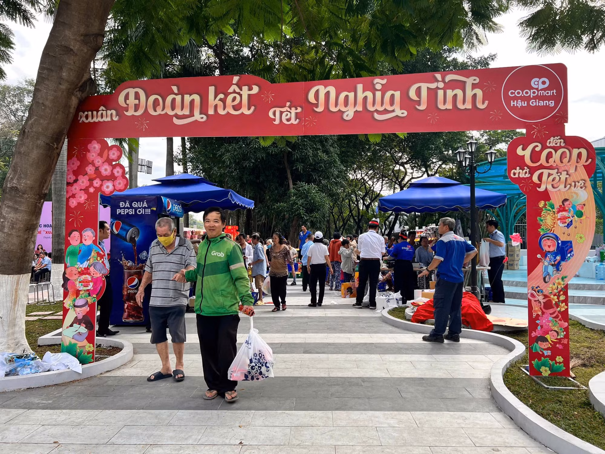 Hơn 200.000 suất quà chăm lo Tết Ất Tỵ 2025 cho người dân ở TP Hồ Chí Minh -0