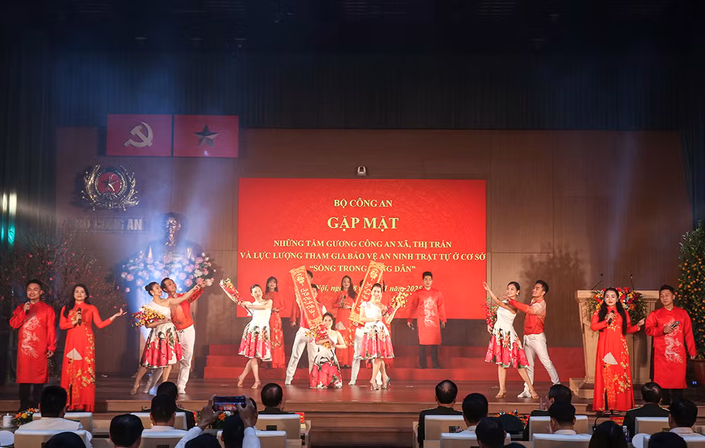 Gặp mặt những tấm gương tiêu biểu Công an xã, thị trấn, lực lượng tham gia bảo vệ ANTT ở cơ sở -0