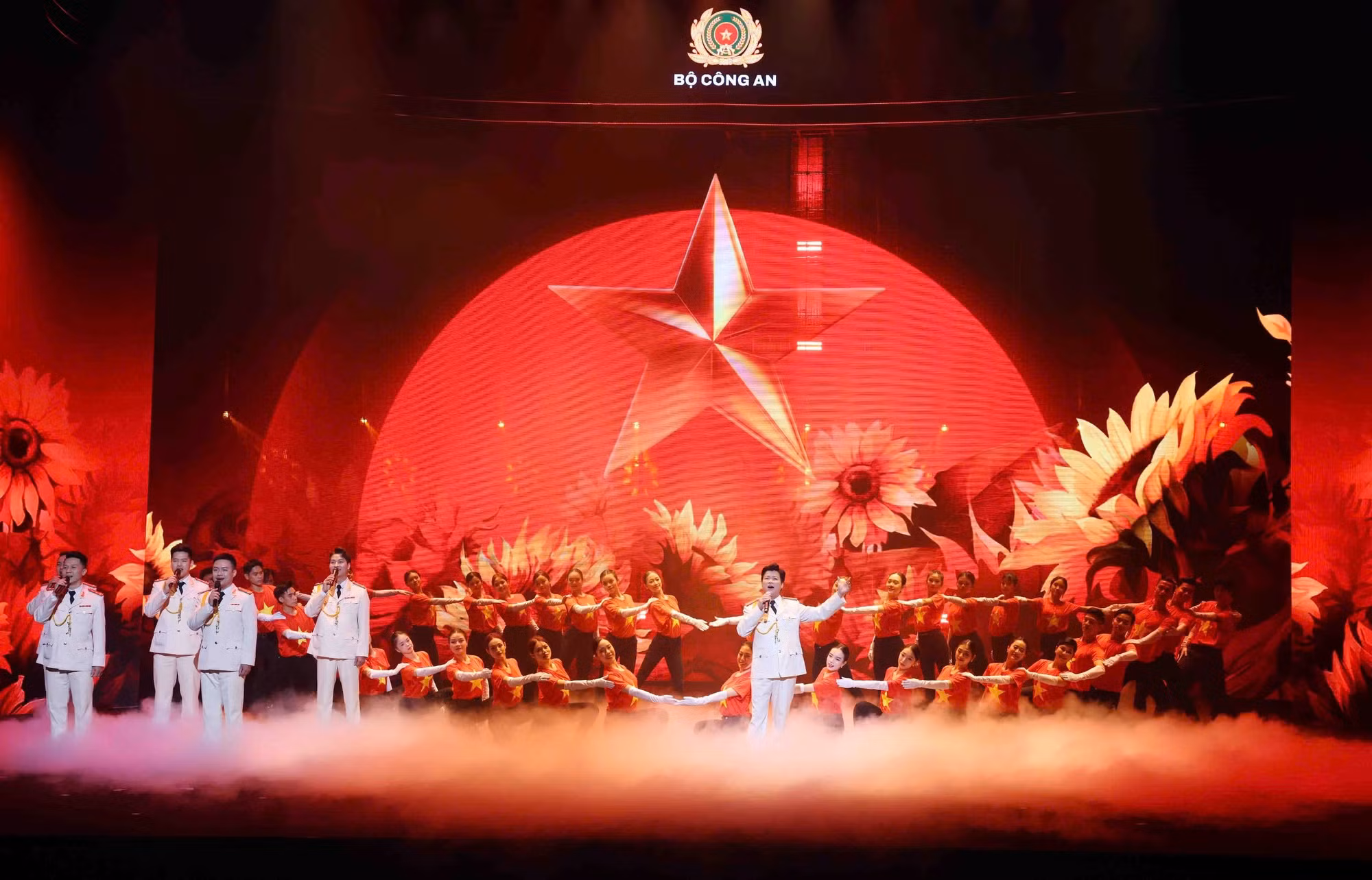 “Sống trong lòng dân” để hết lòng 