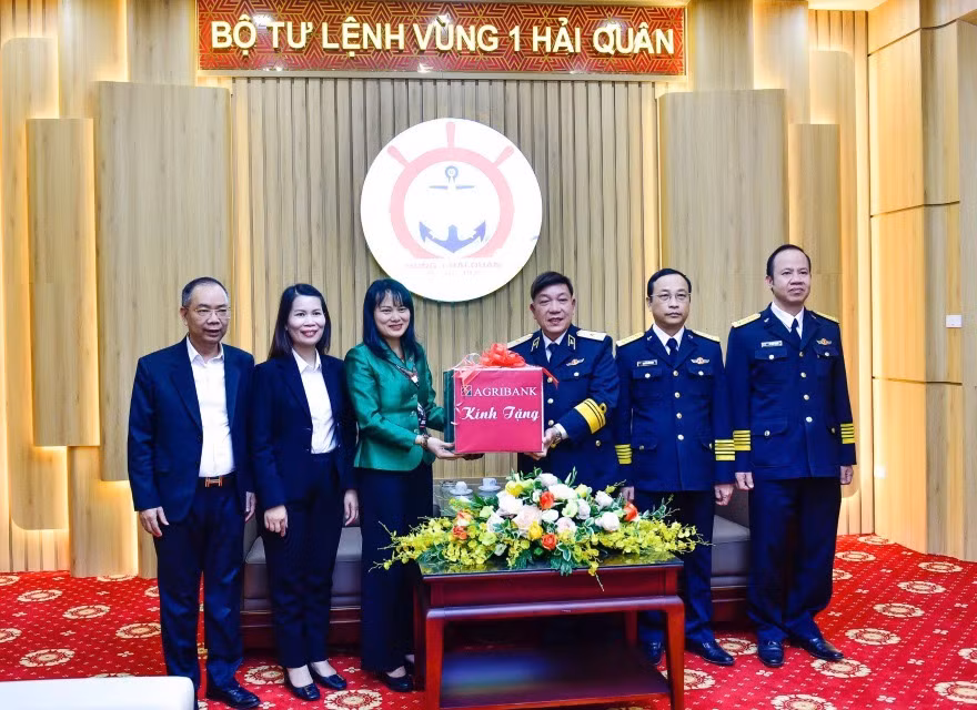 Agribank thăm và tặng quà cán bộ, chiến sỹ vùng biển đảo Đông Bắc nhân dịp Tết Ất Tỵ 2025 -0