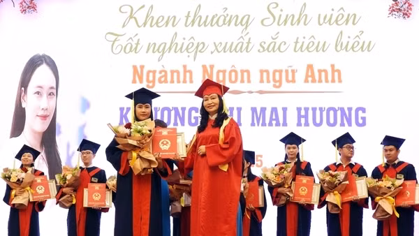 Trường ĐH Cửu Long trao bằng tốt nghiệp cho hơn 700 cử nhân, kỹ sư hệ từ xa