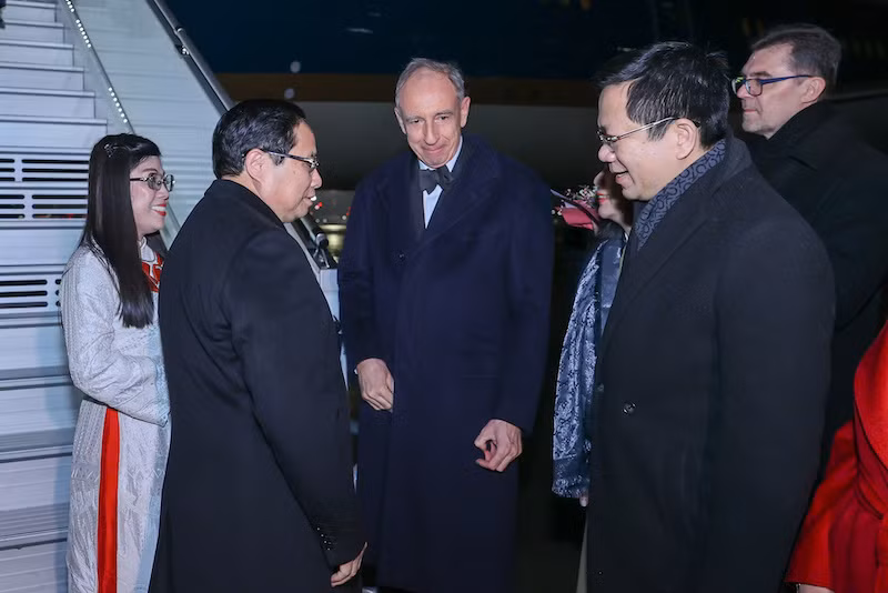 Thủ tướng Phạm Minh Chính và Phu nhân tới Warsaw bắt đầu thăm chính thức Cộng hoà Ba Lan -0