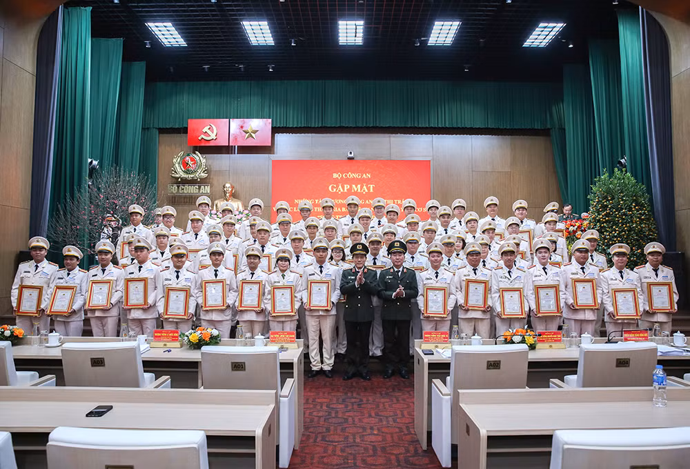 Gặp mặt những tấm gương tiêu biểu Công an xã, thị trấn, lực lượng tham gia bảo vệ ANTT ở cơ sở -0