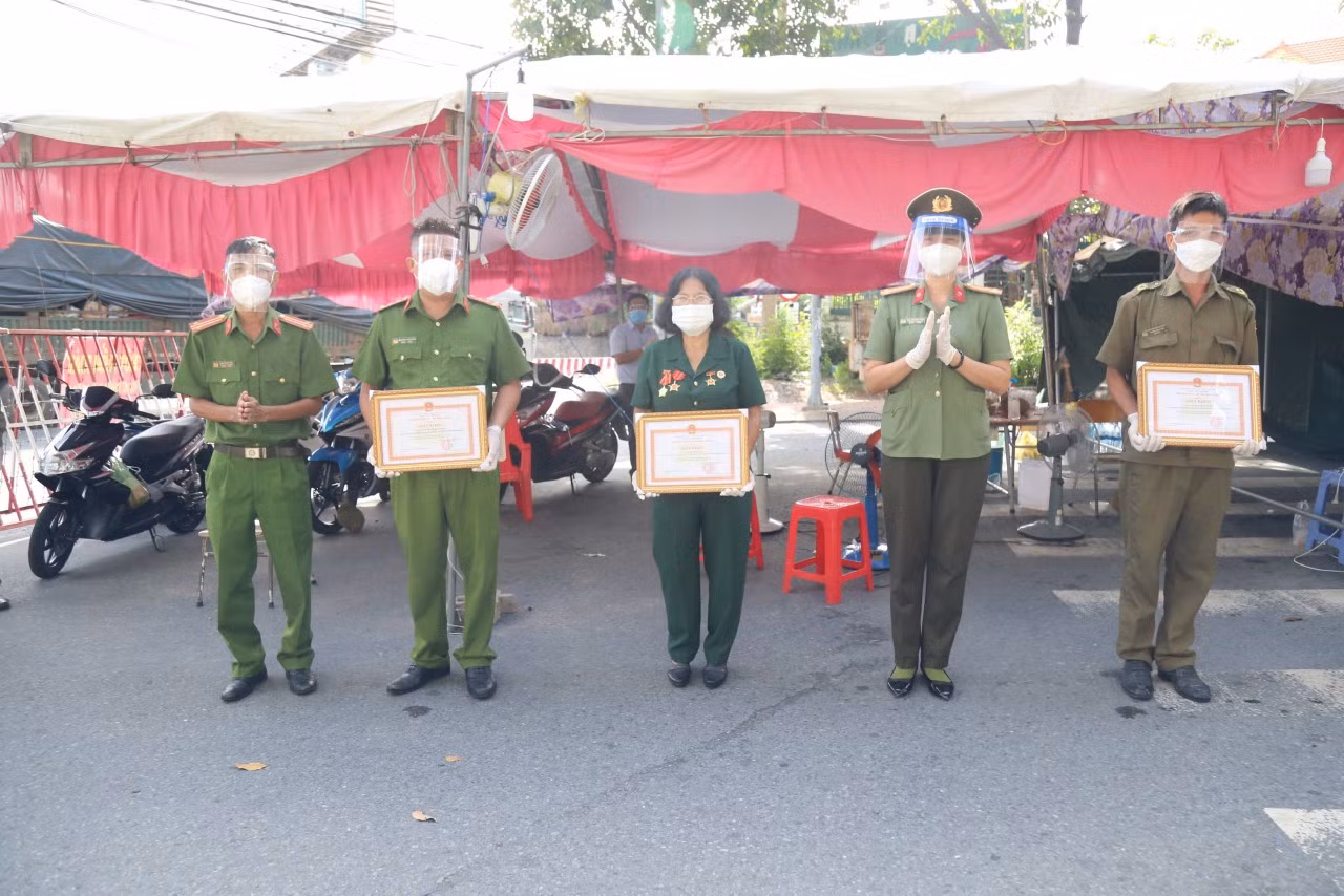 Khen thưởng cho các cá nhân tham gia đỡ đẻ tại chốt kiểm soát COVID-19 -0