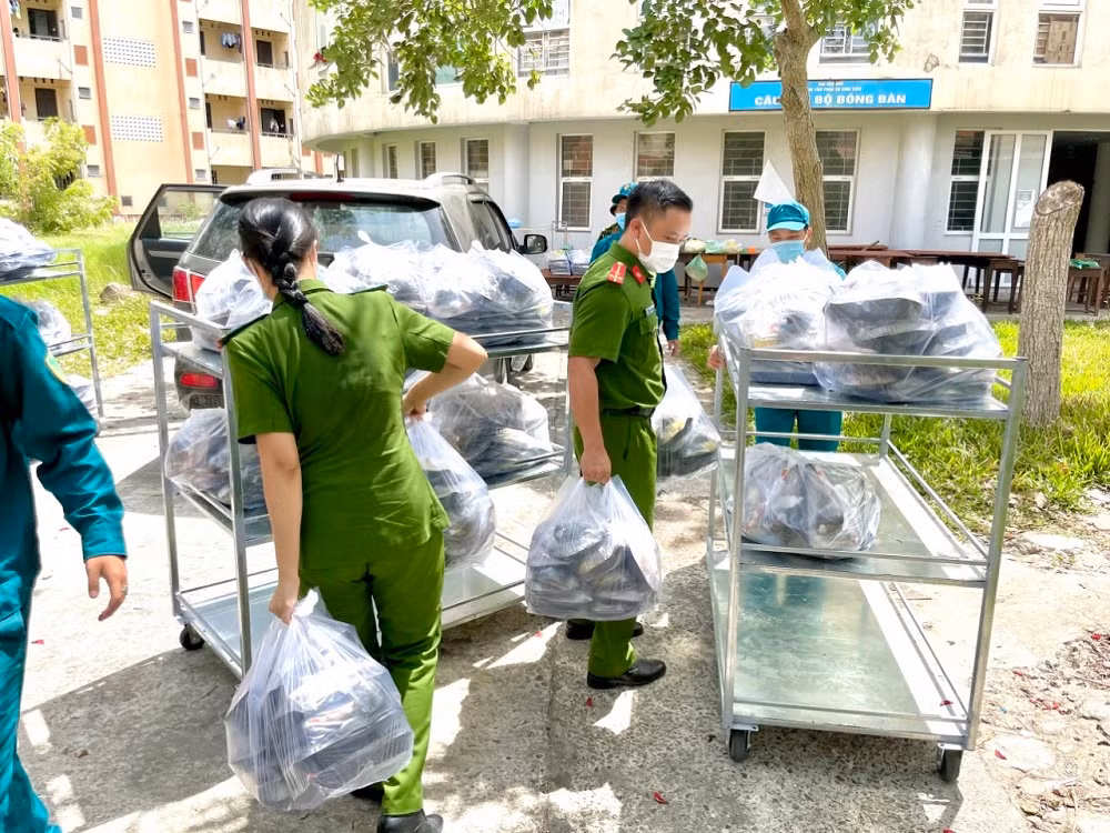 Cảnh sát hình sự nấu hàng trăm suất cơm trưa tặng cho người dân cách ly -0