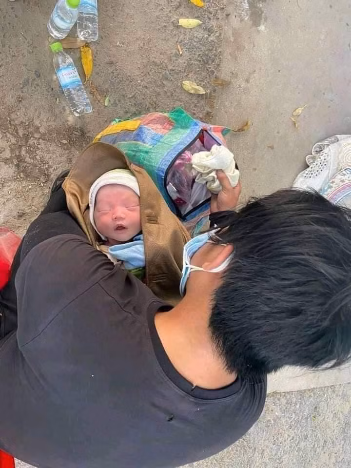 cha và con trên đường.jpg -0