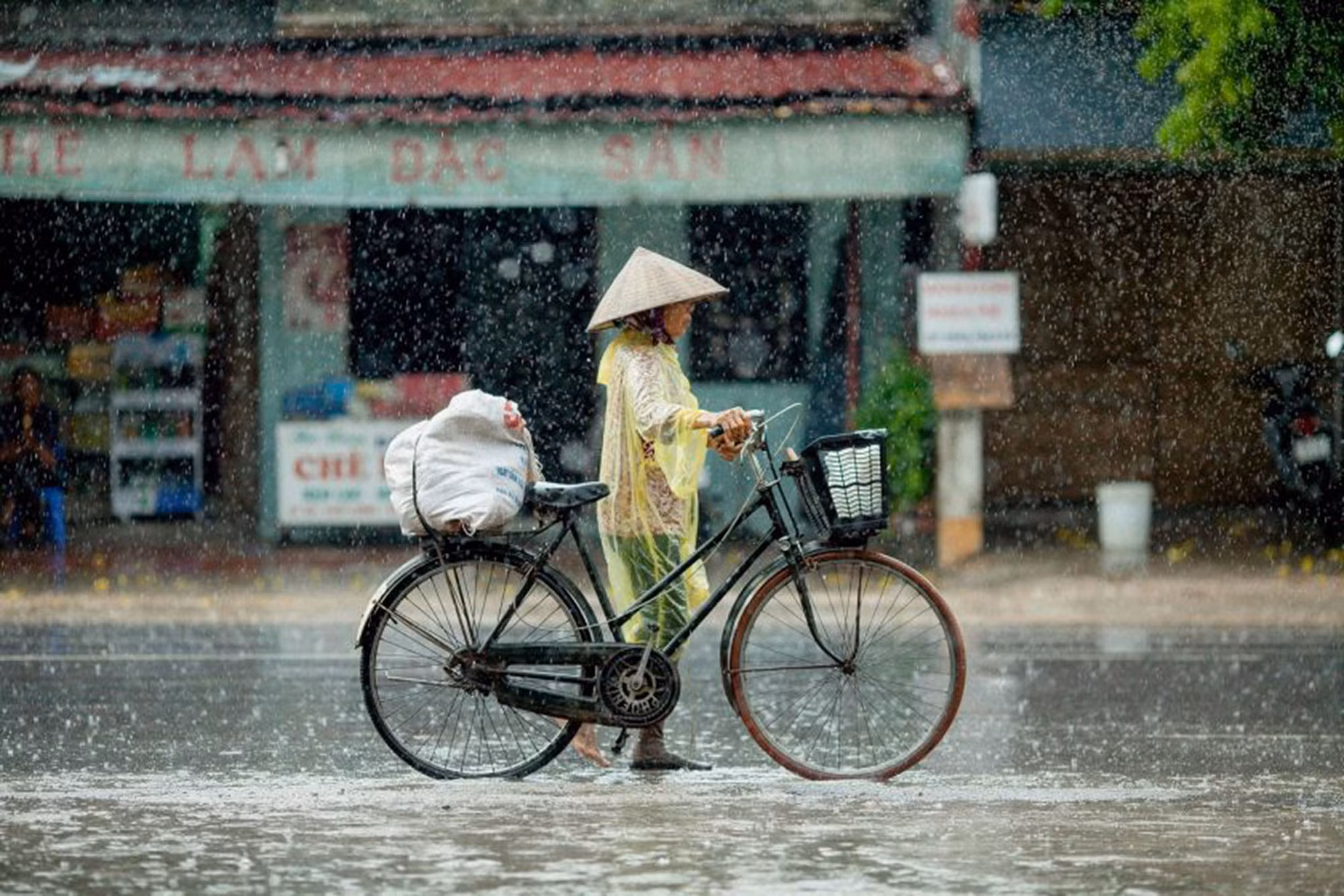 Miền Bắc mưa to, miền Trung duy trì nắng nóng -0