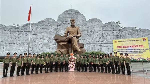 Đoàn Thanh niên Học viện Chính trị CAND về nguồn tại Khu lưu niệm Sáu điều Bác Hồ dạy CAND