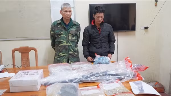 Mang vật liệu nổ kèm đạn chì ra đường bị bắt