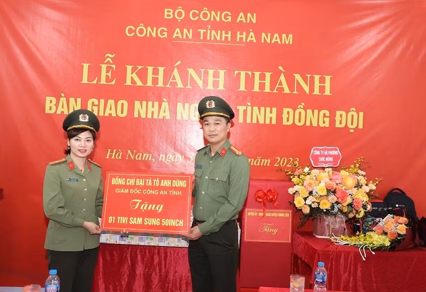 Công an Hà Nam bàn giao Nhà nghĩa tình đồng đội cho gia đình CBCS khó khăn -0