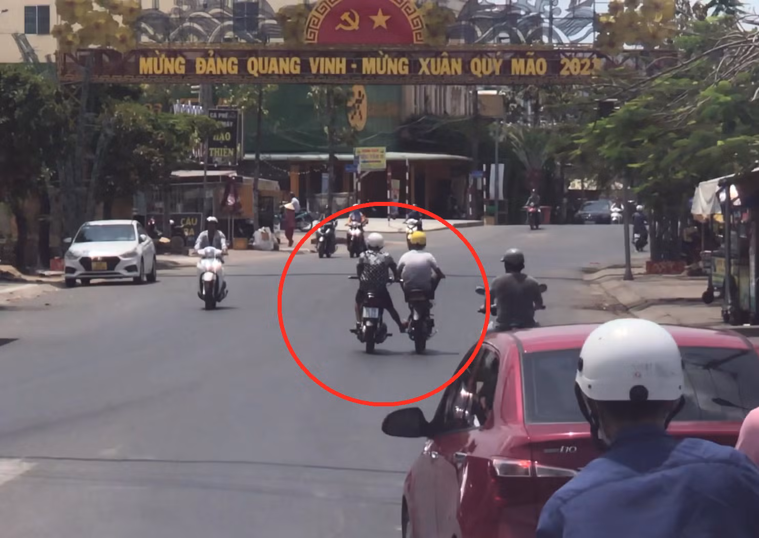 Thót tim cảnh xe máy “dìu nhau” ở TP Bạc Liêu -2