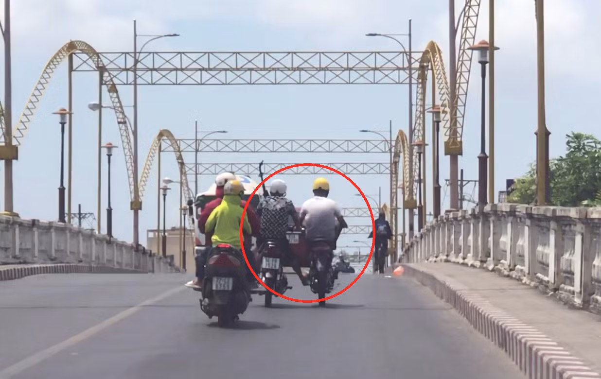 Thót tim cảnh xe máy “dìu nhau” ở TP Bạc Liêu -1