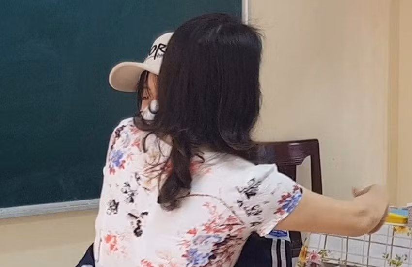 cô trò ôm nhau xin lỗi trước lớp và sự nhận thức từ hai phía-ảnh báo pháp luật.jpg -0