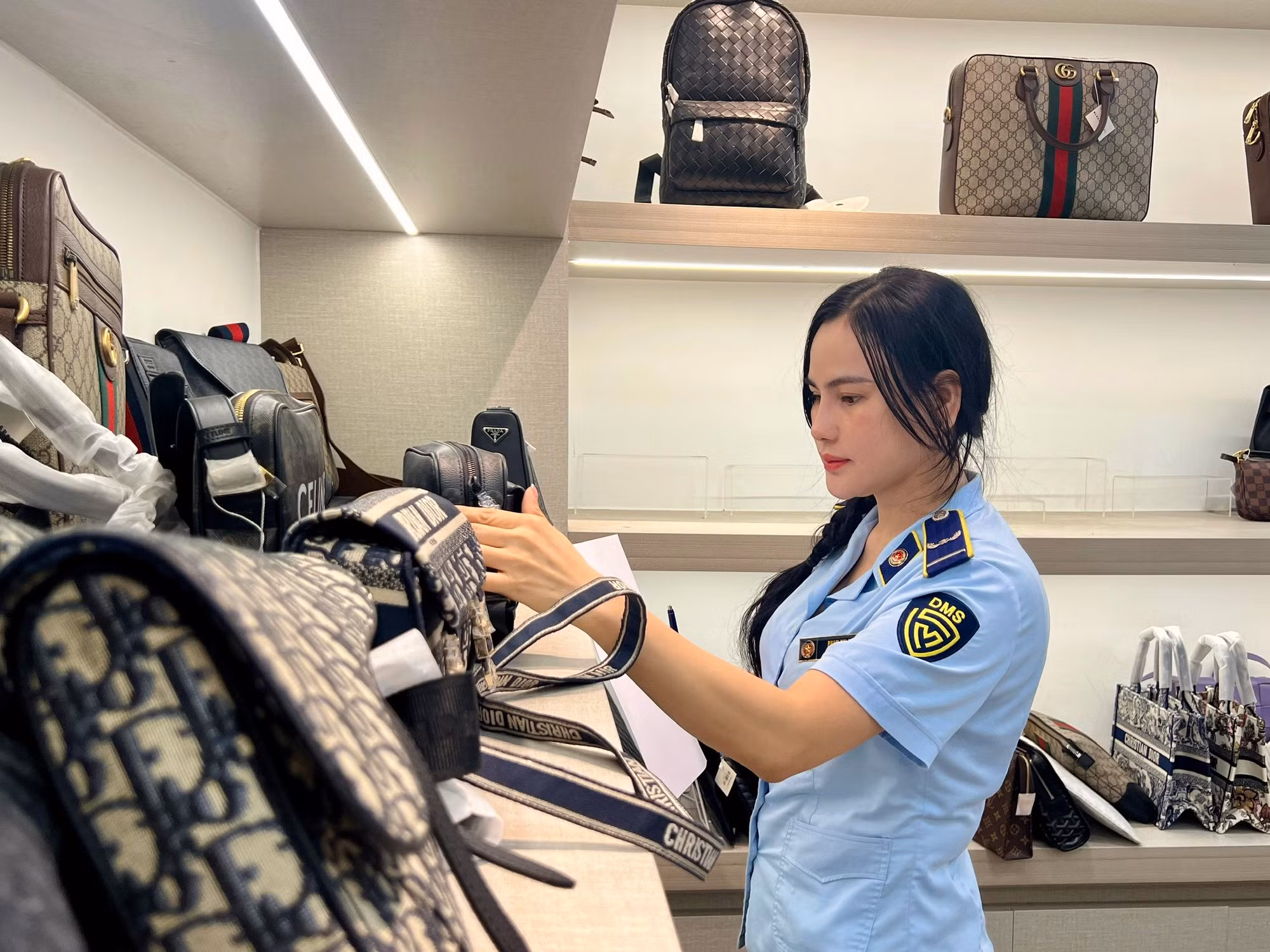 Thủ tướng yêu cầu tiếp tục đẩy mạnh cao điểm ngăn chặn buôn lậu, gian lận thương mại, hàng giả -0