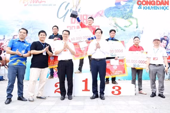 Tưng bừng đua ngựa thồ trên cao nguyên trắng Bắc Hà -0