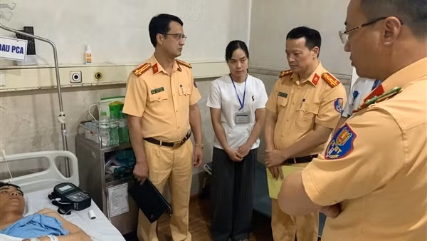 Lãnh đạo Cục CSGT thăm, động viên cán bộ bị thương khi làm nhiệm vụ