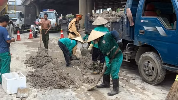 CSGT truy vết ô tô làm rơi vãi bùn đất gây mất ATGT