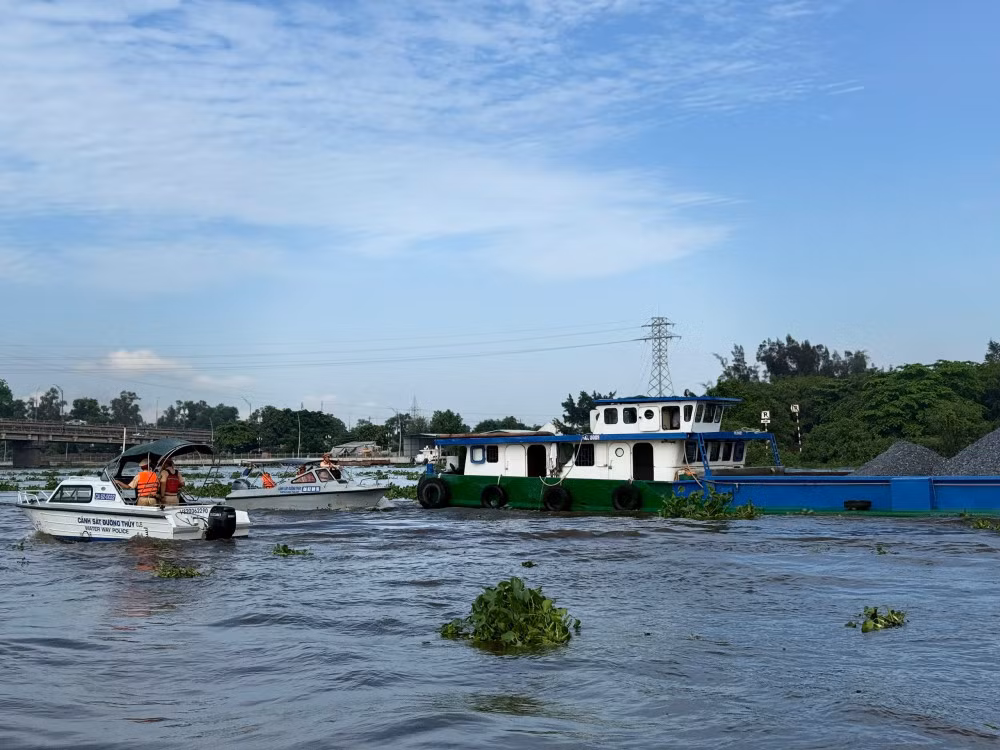 CSGT TP Hồ Chí Minh đồng loạt ra quân đảm bảo TTATGT cả đường bộ, đường thủy và đường sắt -0