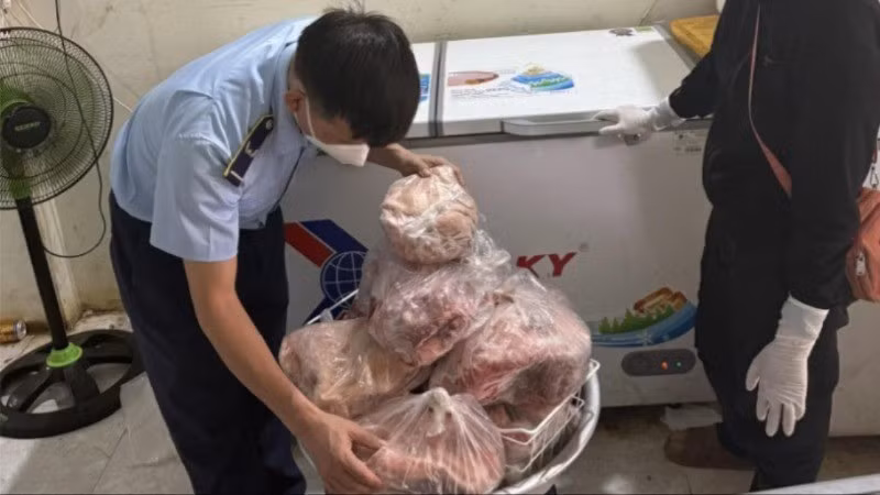 Phát hiện hơn 3.000 sản phẩm mỹ phẩm và gần 400kg thịt heo không rõ nguồn gốc -0
