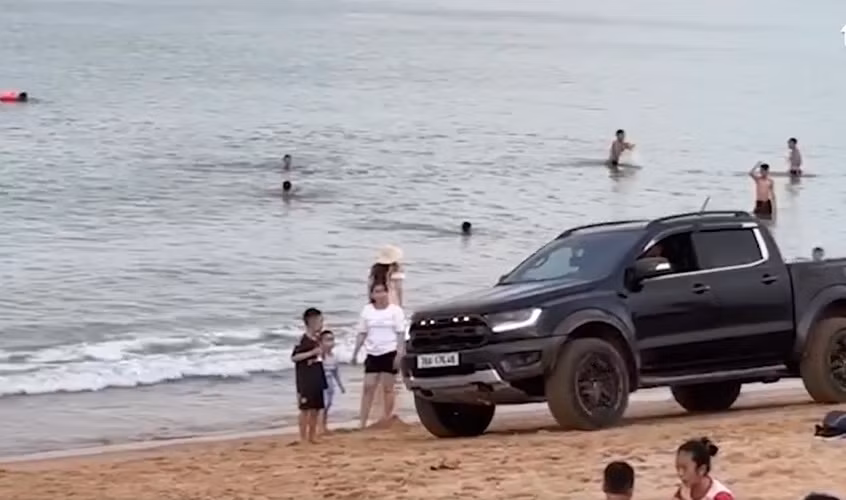  Khởi tố lái xe bán tải chạy ngông nghênh trên bãi biển Tuy Hòa -0