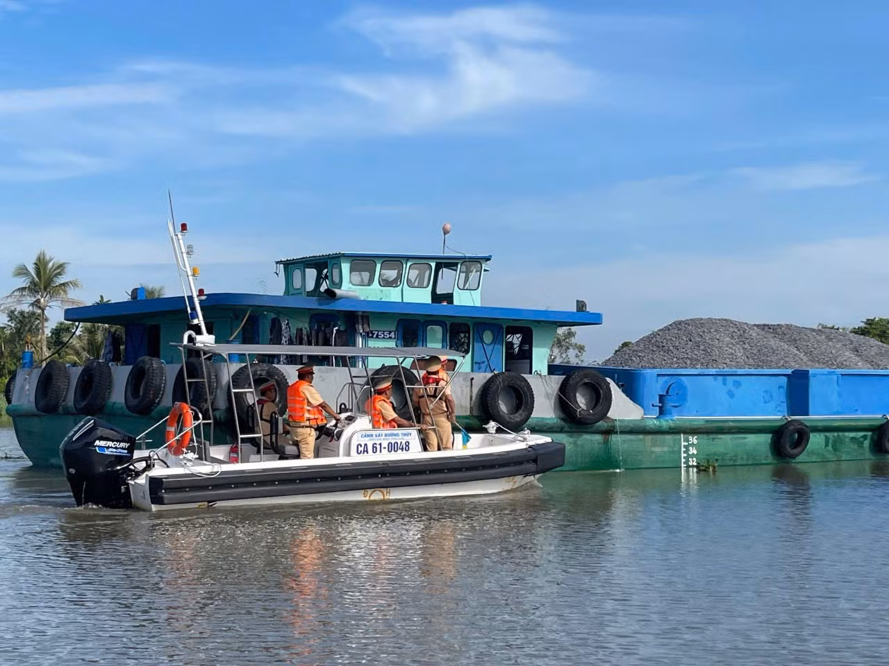 CSGT Bình Dương ra quân tổng kiểm tra các phương tiện bơm hút cát trên sông -0