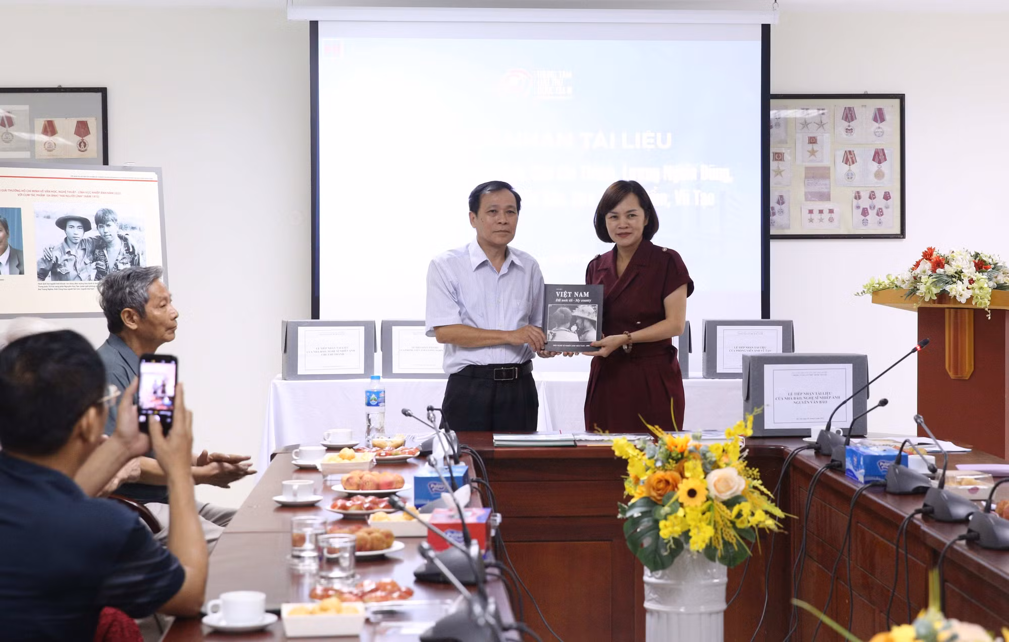 Trao tặng cơ quan lưu trữ quốc gia loạt ảnh, tư liệu quý của nhiều phóng viên chiến trường -1