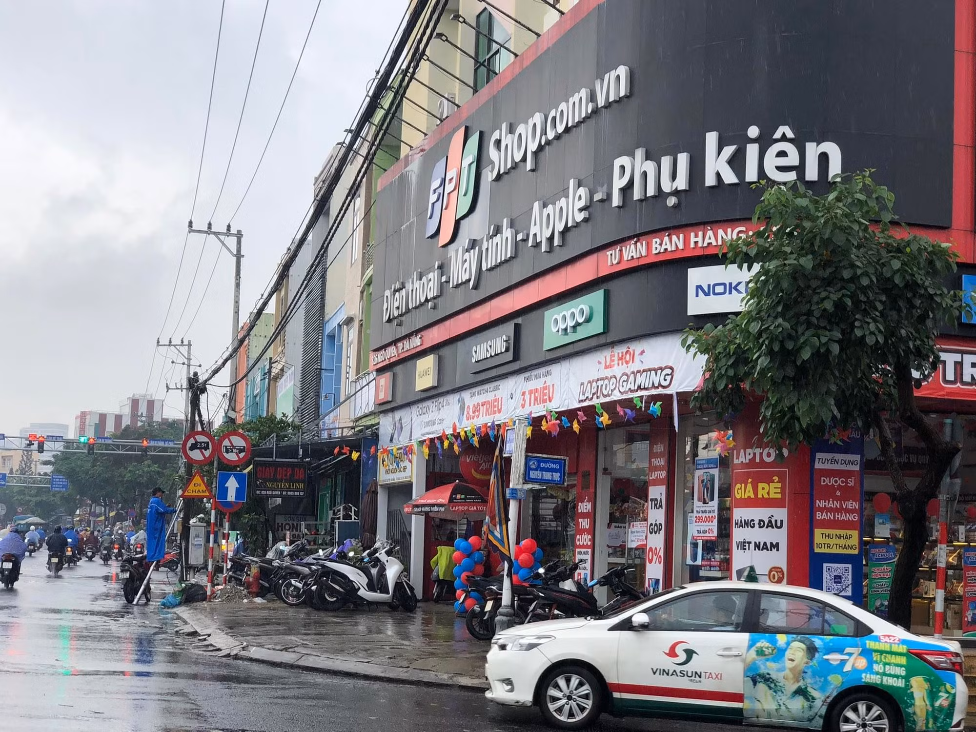 Trộm đột nhập FPT Shop rinh két sắt và hàng chục điện thoại xịn trị giá gần 1 tỉ đồng -0
