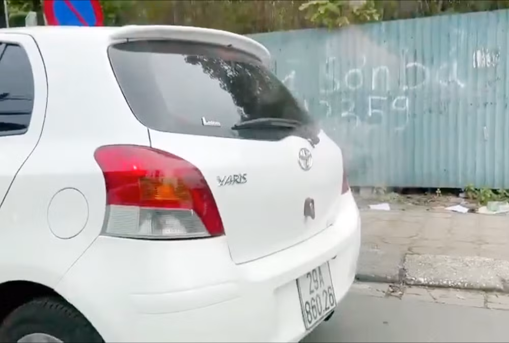 Vi phạm giao thông, nữ tài xế “ủn” luôn CSGT trên phố -0