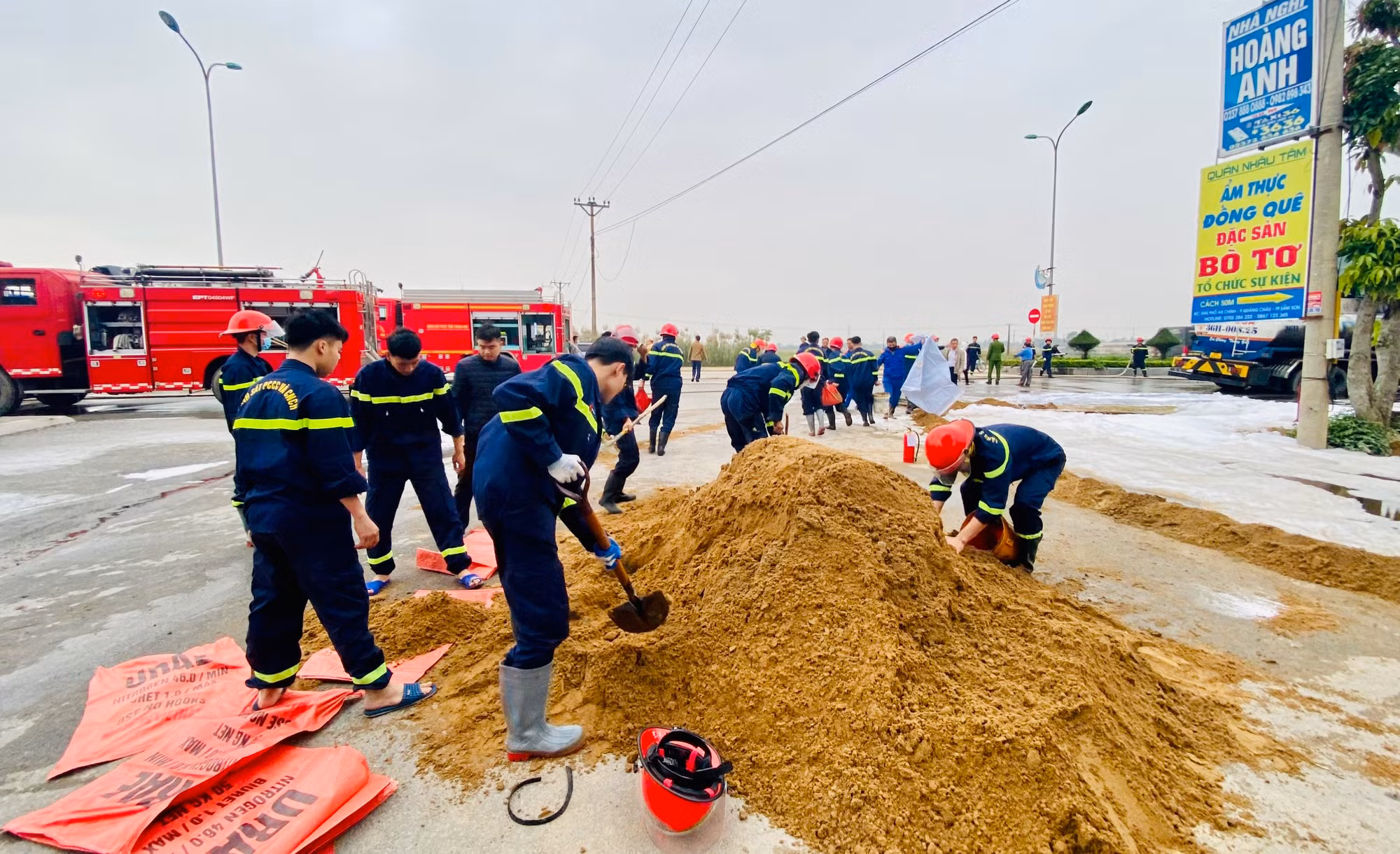 Hàng chục chiến sỹ khống chế kịp thời đám cháy xe bồn chở dầu -0