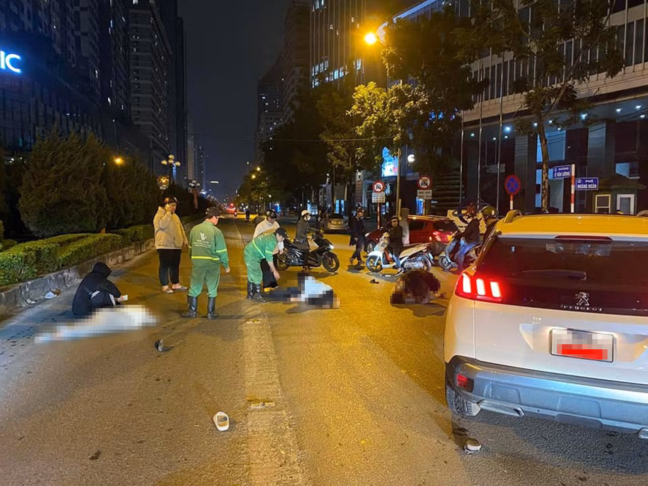 Gây tai nạn, nữ tài xế không tỉnh táo rời khỏi ô tô -0