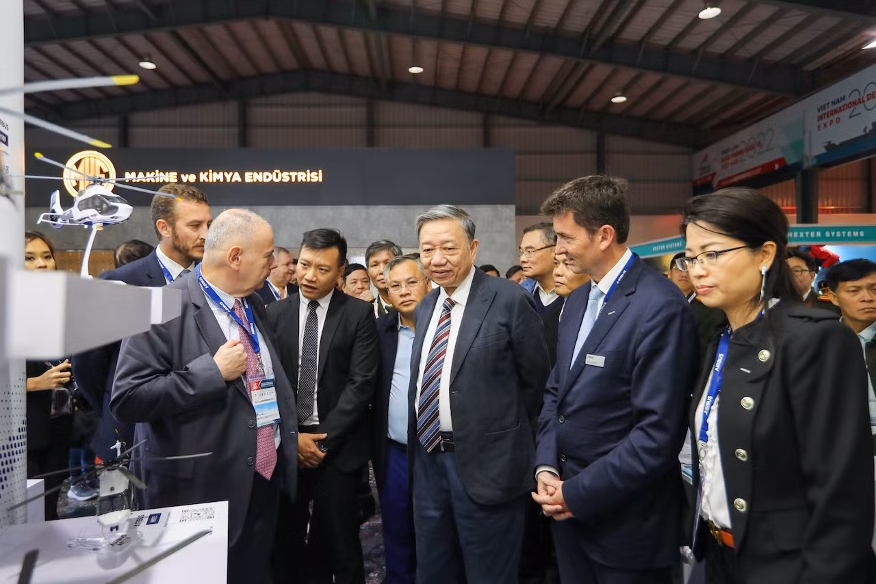 Bộ trưởng Tô Lâm tham quan một số gian hàng tại Triển lãm quốc phòng quốc tế Việt Nam 2022 -0