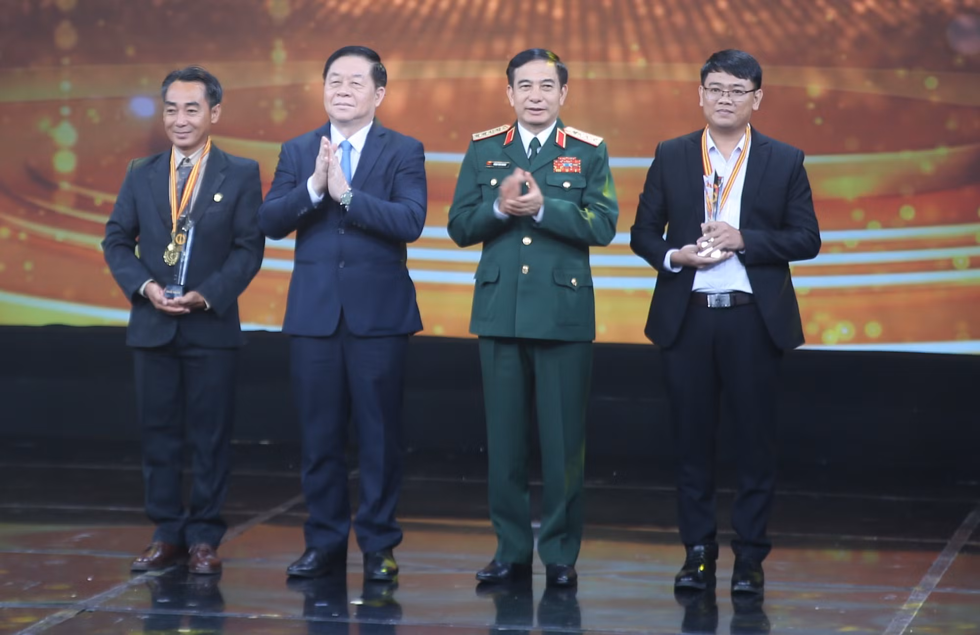 Trao giải cuộc thi và triển lãm ảnh “Tự hào một dải biên cương” năm 2022 -0