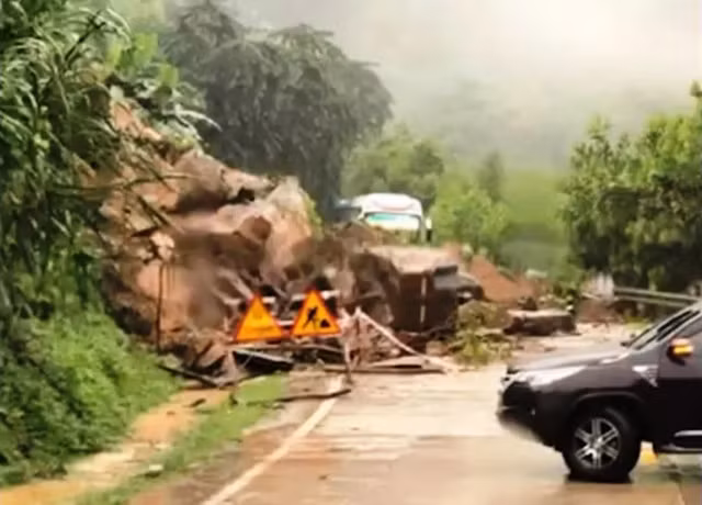 Mưa lớn gây ngập sâu và sạt lở đất tại Trung bộ -0