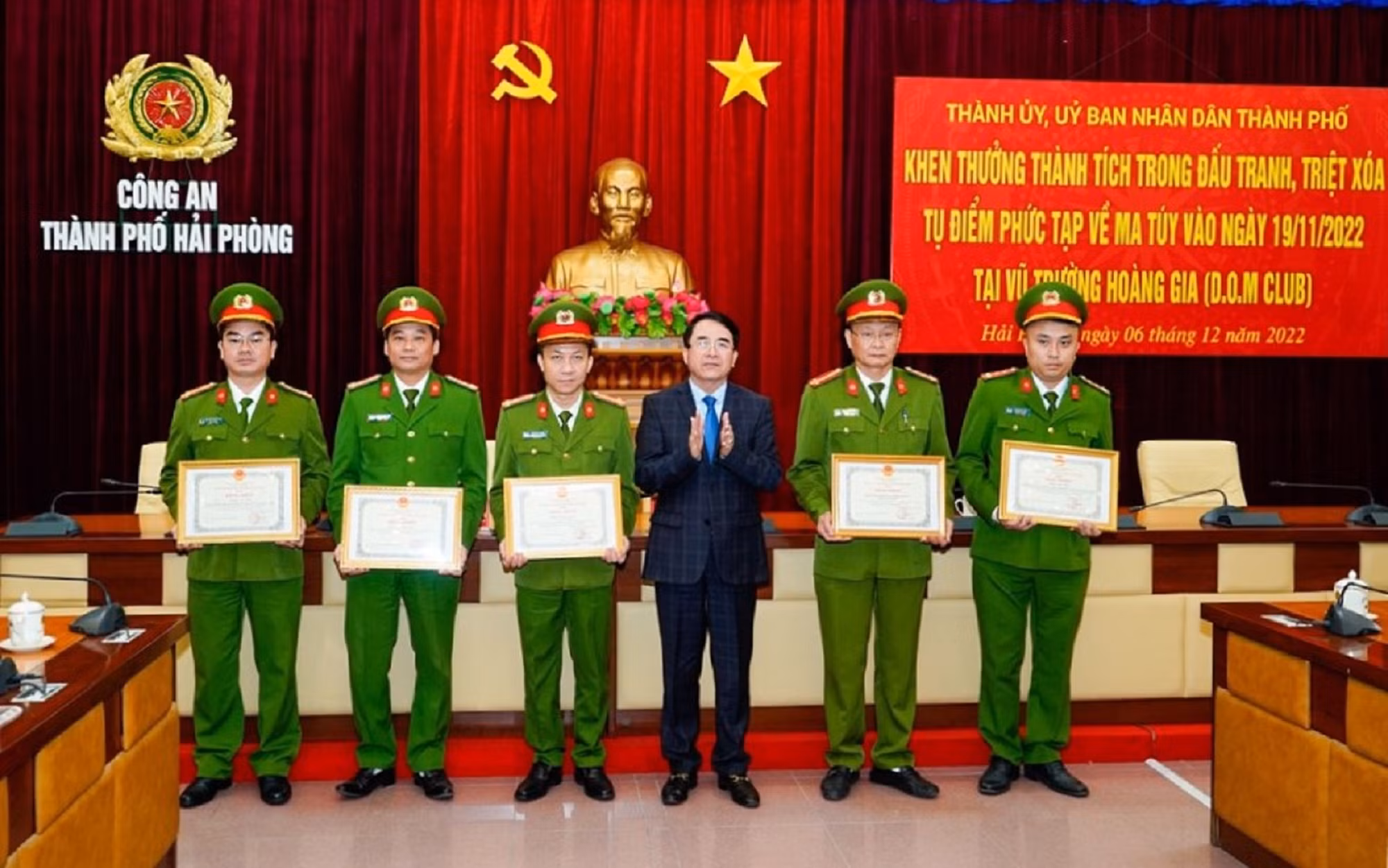 Khen thưởng lực lượng tham gia triệt phá tụ điểm ma túy tại vũ trường lớn nhất Hải Phòng -0