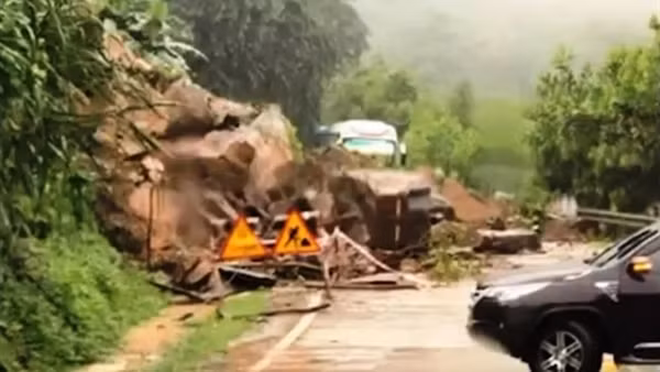 Mưa lớn gây ngập sâu và sạt lở đất tại Trung bộ