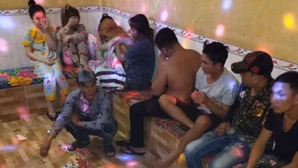 Kiểm tra quán karaoke, dân chơi phi tang ma túy trong nhà vệ sinh