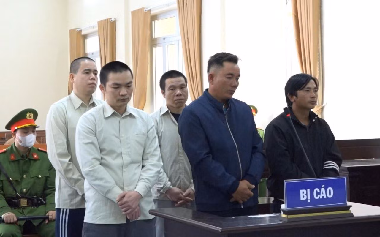 Nhóm côn đồ bênh bạn nữ đồng hương lĩnh án tù -1