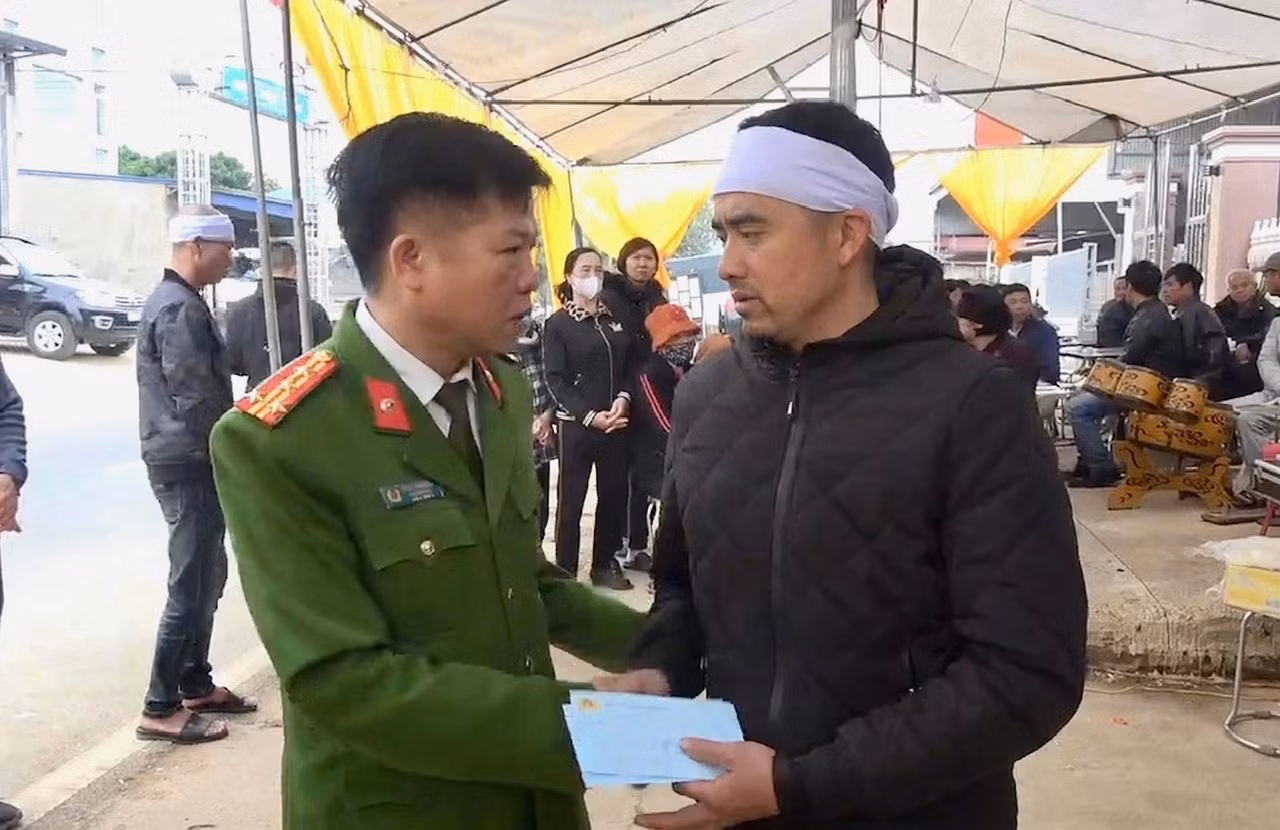 Thăm viếng, chia buồn và hỗ trợ gia đình các nạn nhân gặp tai nạn ở Yên Châu -0