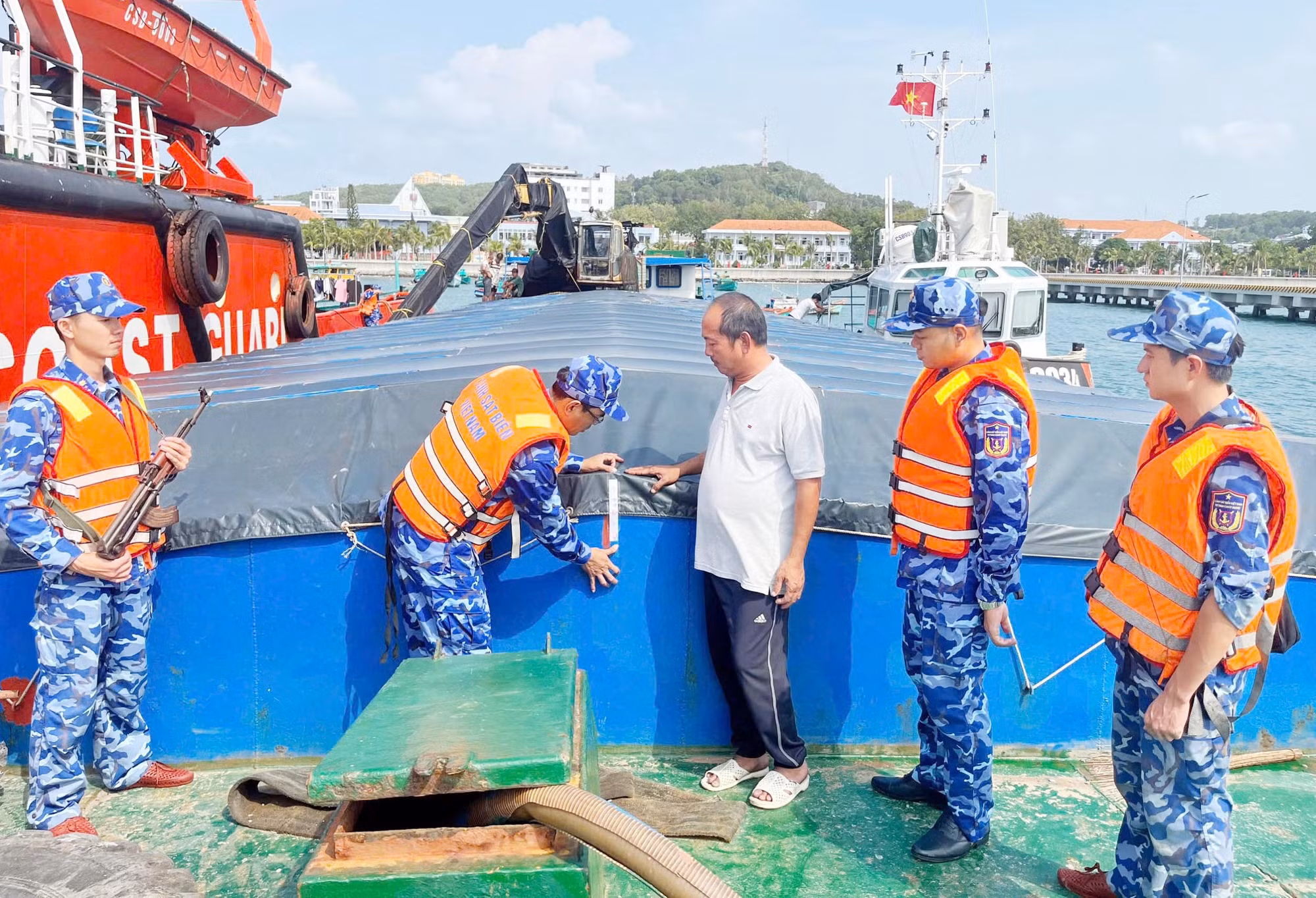 Bắt giữ sà lan vận chuyển 100 tấn phân đạm trái phép trên vùng biển Tây Nam -0