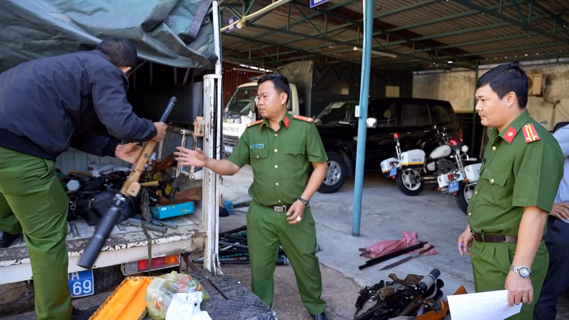 Tiếp nhận vũ khí, công cụ hỗ trợ, hồ sơ, tài liệu từ cơ sở -0