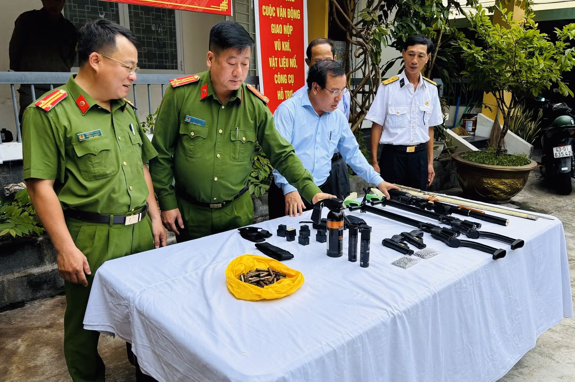  Khi anh Tây ủng hộ toàn dân giao nộp và đấu tranh, xử lý tội phạm, vi phạm pháp luật liên quan đến vũ khí, vật liệu nổ -0