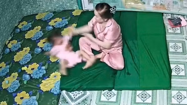 Bắt khẩn cấp bảo mẫu hành hạ trẻ em tại điểm giữ trẻ không phép ở Long An