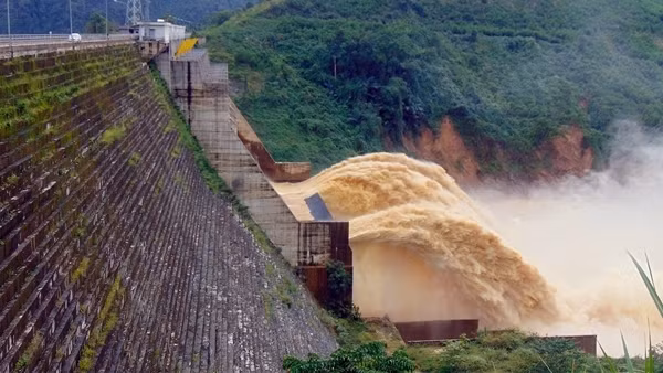 Không khí lạnh gây mưa lớn, 3 thủy điện tại Quảng Nam xả tràn