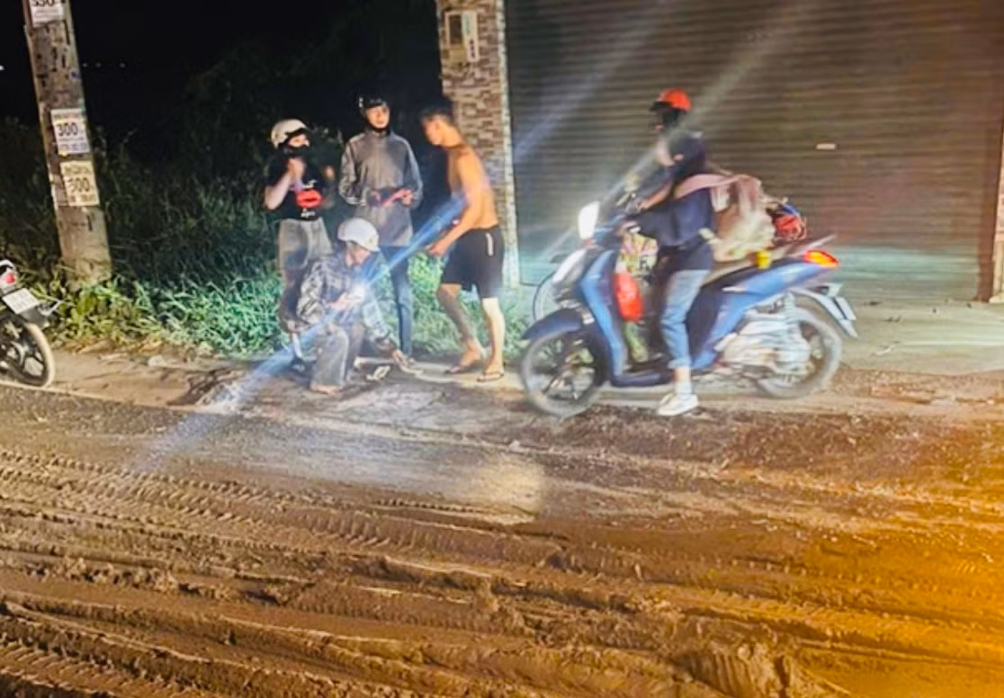 Truy tìm xe ben rơi vãi bùn đất trên đường khiến&nbsp;nhiều người điều khiển xe máy trượt ngã -0