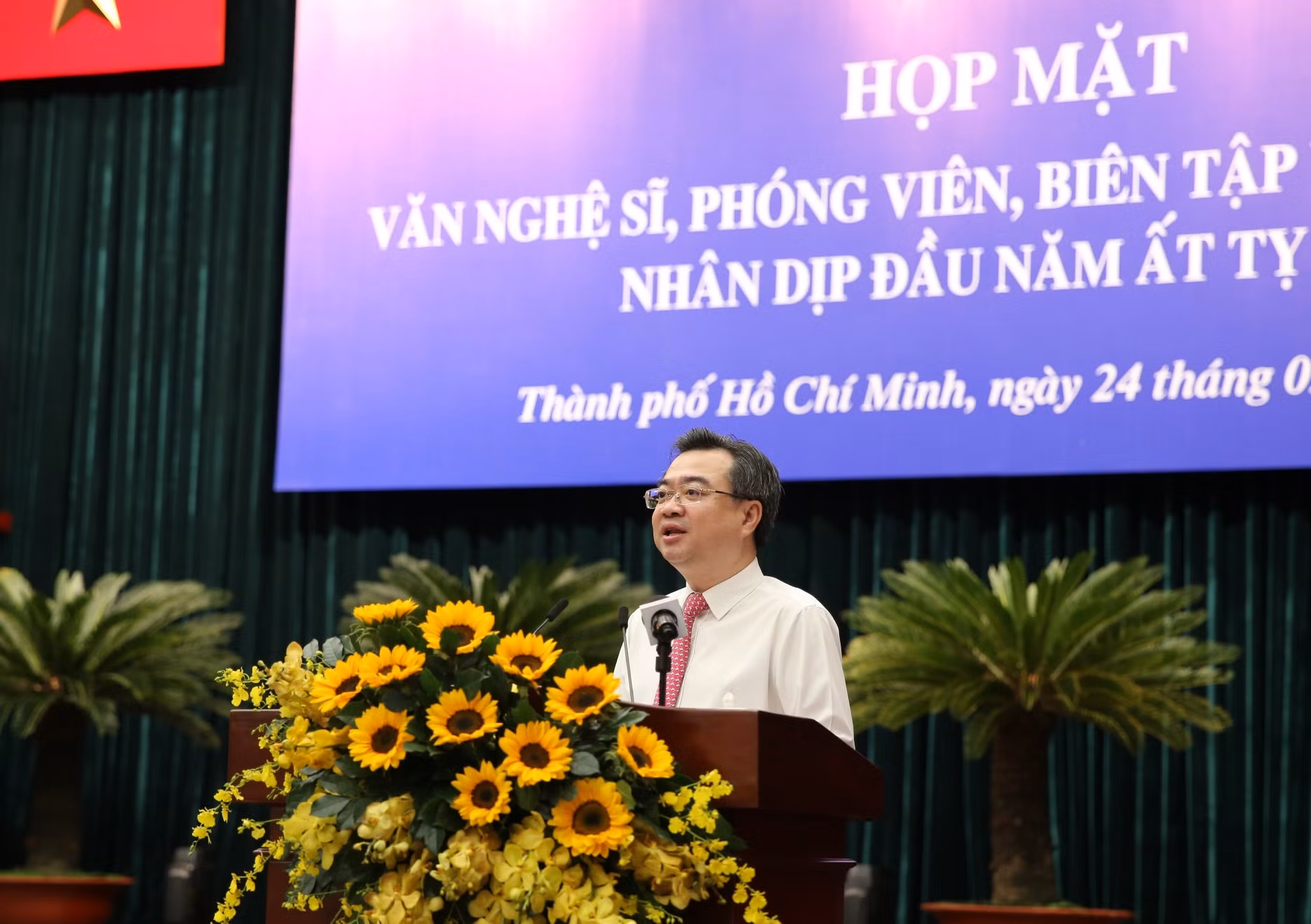 Lãnh đạo TP Hồ Chí Minh họp mặt văn nghệ sĩ, phóng viên, biên tập viên tiêu biểu -0