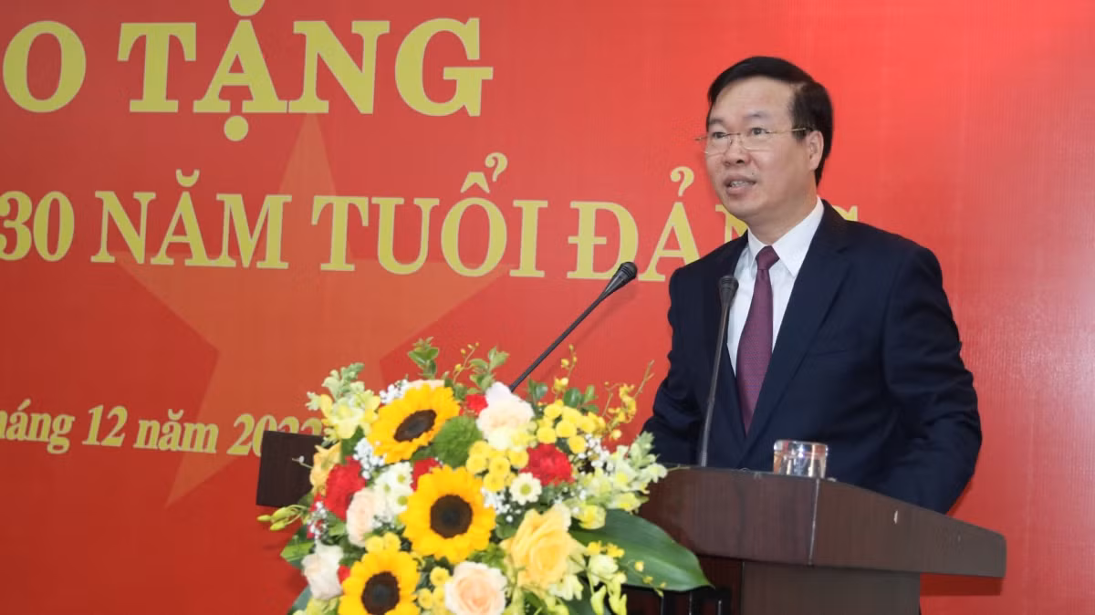 Trưởng Ban Tuyên giáo Trung ương Nguyễn Trọng Nghĩa nhận Huy hiệu 40 năm tuổi Đảng -0